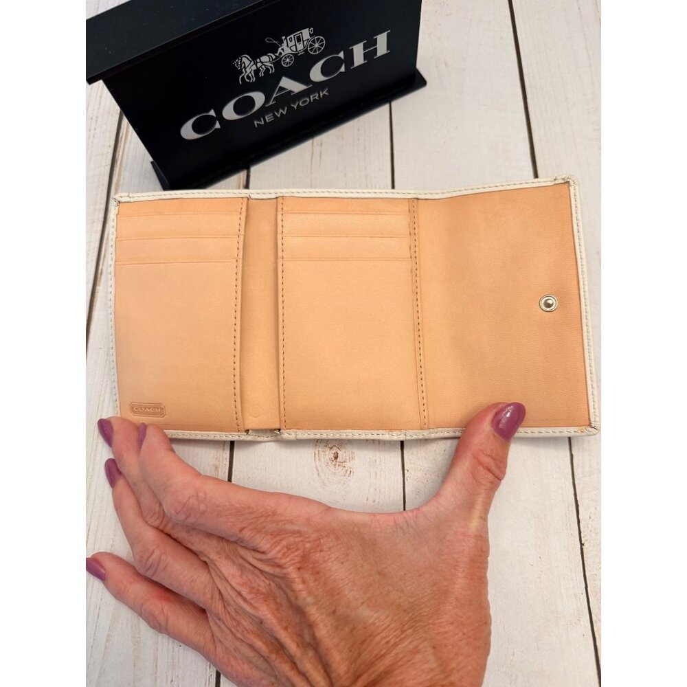 Y2K Coach Bumblebee and Floral Straw and Leather Wallet 4.5x3.5" EUC - Picture 4 of 6